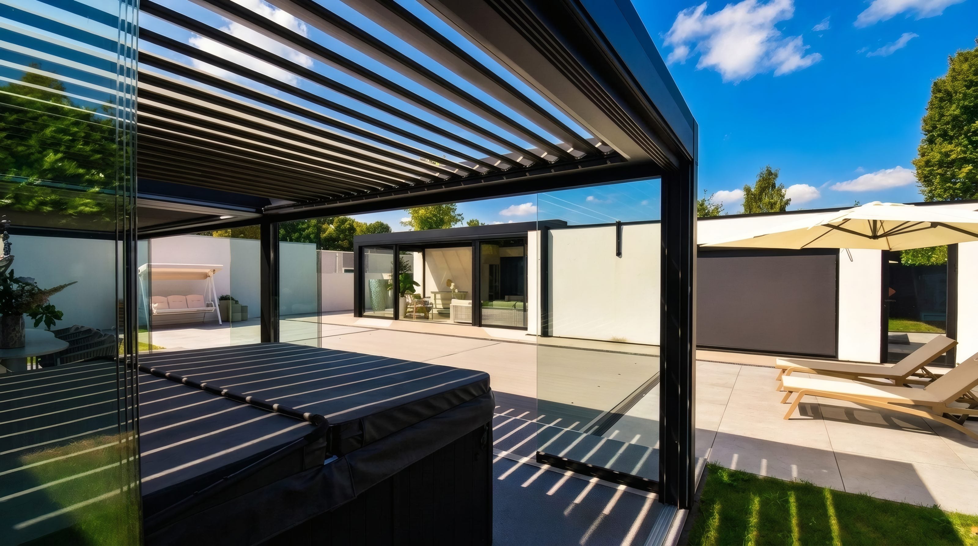 Lamellendach mit Glasschiebesystem, Screens und Jacuzzi — blauer Himmel