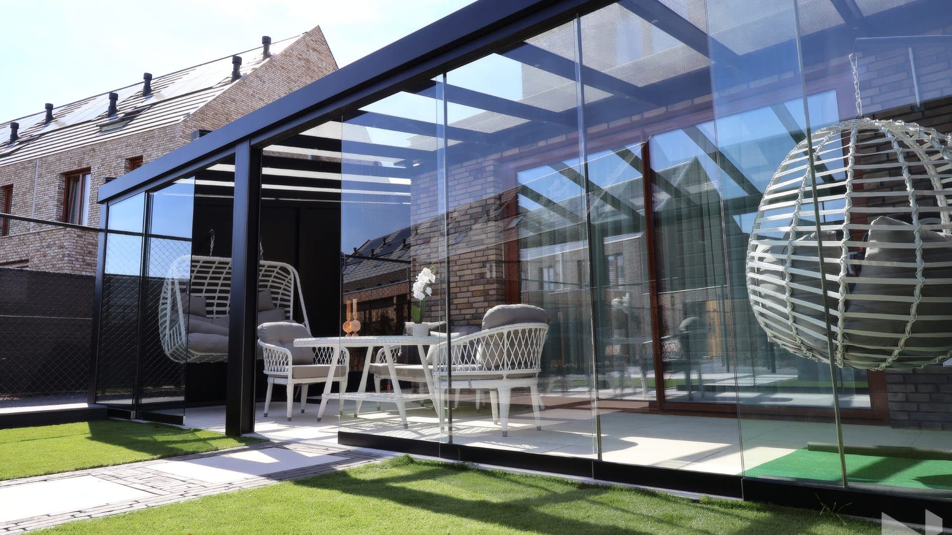 MB Solid Terrassendach mit rahmenlosen Glasschiebewänden
