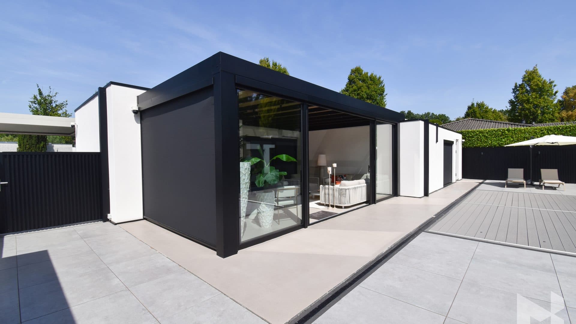 MB Cube in Schwarz mit geschlossenen Zip-Screens
